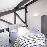 Stunning 2 Bedroom Penthouse In Bradford Centre * Брадфорд