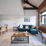 Stunning 2 Bedroom Penthouse In Bradford Centre Апартаменты *
