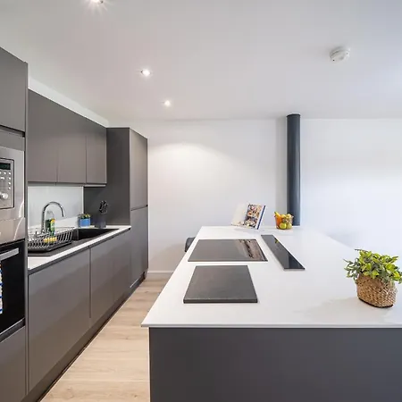 Stunning 2 Bedroom Penthouse In Bradford Centre Брадфорд