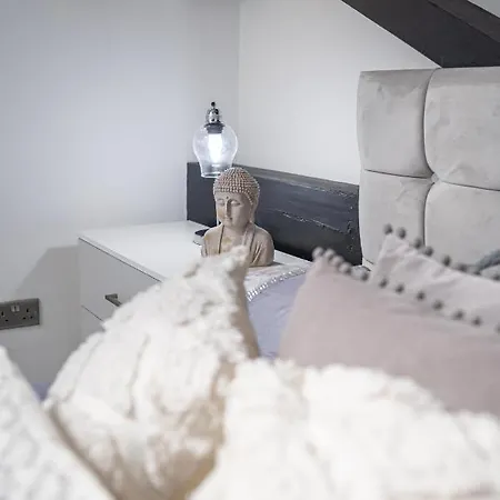 Stunning 2 Bedroom Penthouse In Bradford Centre Apartment