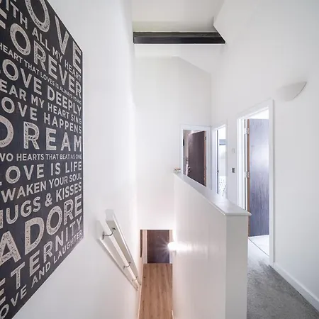 Stunning 2 Bedroom Penthouse In Bradford Centre