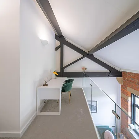 Stunning 2 Bedroom Penthouse In Bradford Centre *