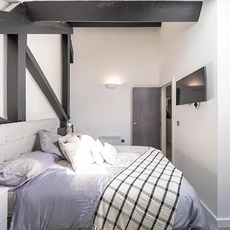 Stunning 2 Bedroom Penthouse In Bradford Centre Apartment *