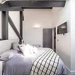 Stunning 2 Bedroom Penthouse In Bradford Centre شقة *